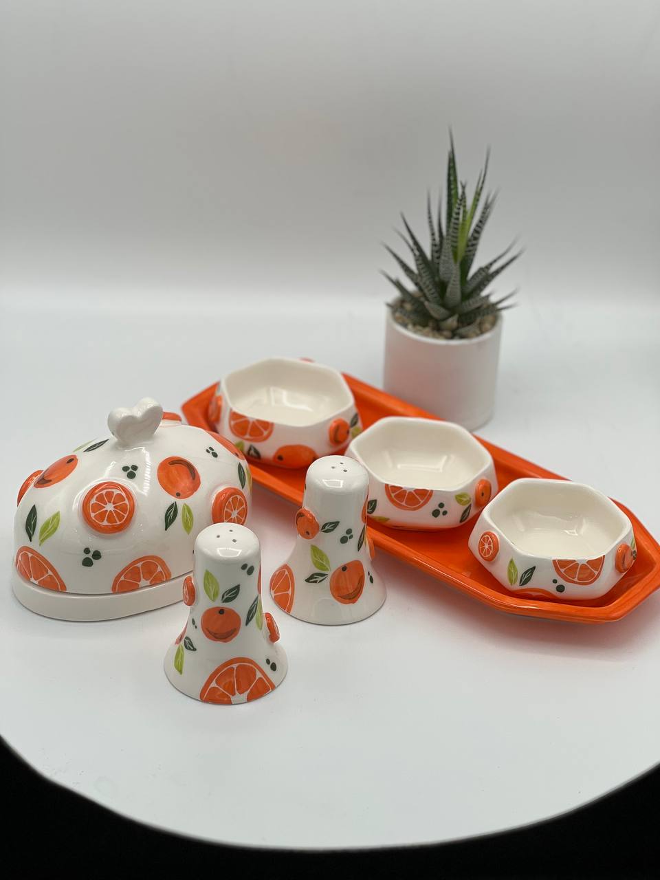 سرویس ظروف روی میز ناهار خوری